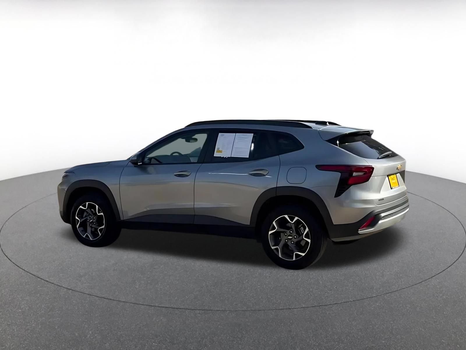 Used 2025 Chevrolet Trax LT FWD image 9