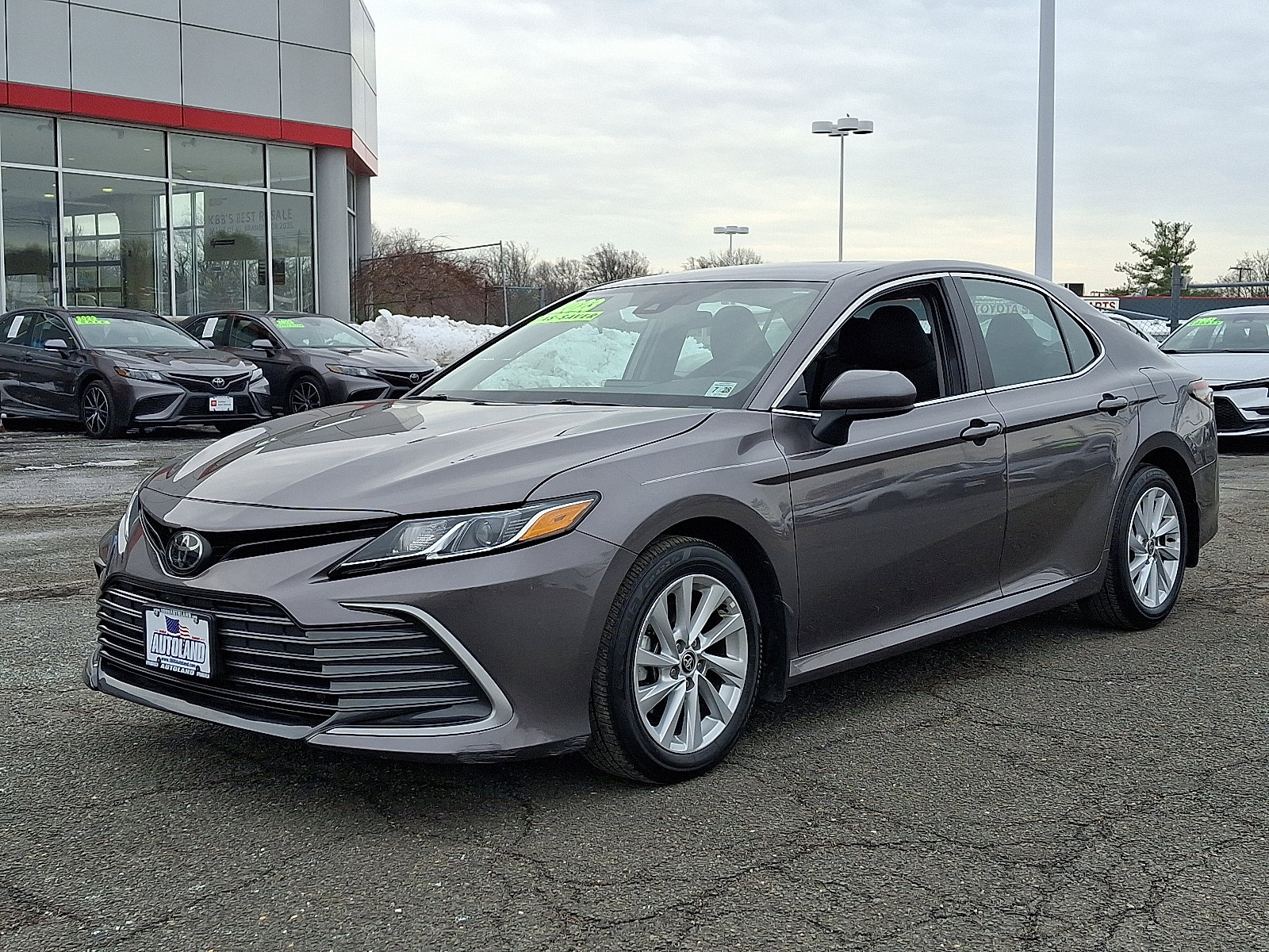 Used 2023 Toyota Camry LE image 3