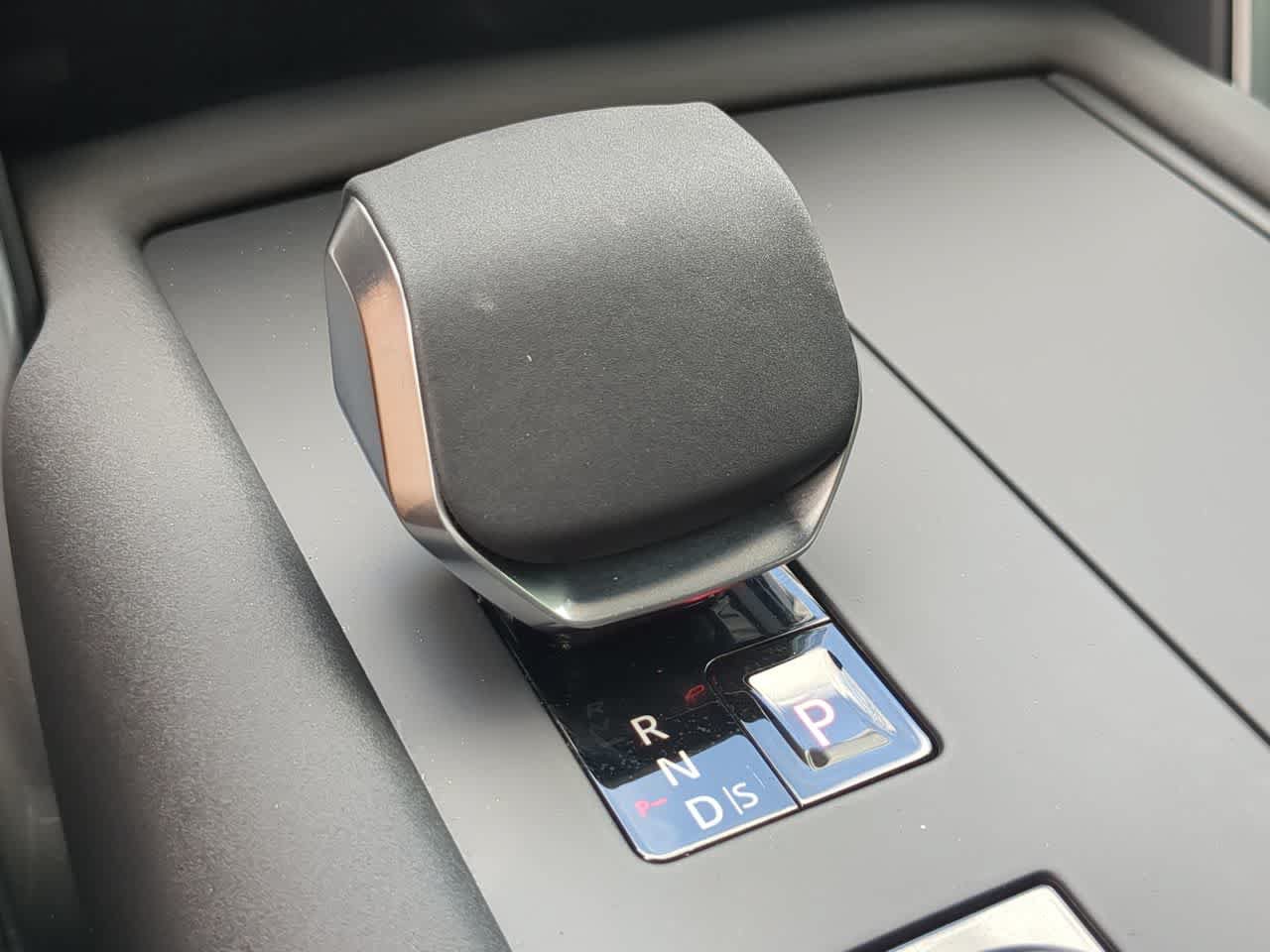 Certified 2025 Land Rover Discovery S AWD/4WD image 35