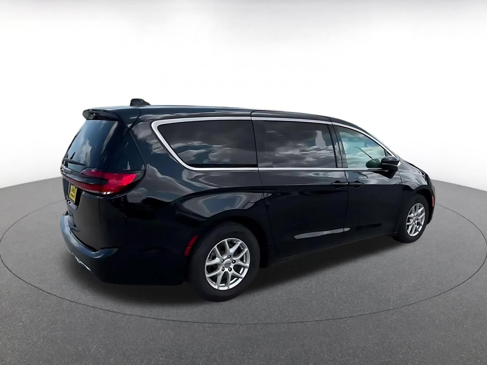Used 2025 Chrysler Pacifica Select FWD image 14