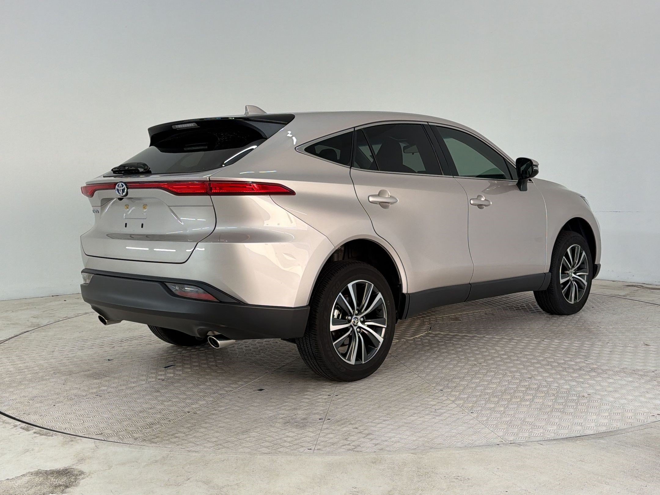 Used 2023 Toyota Venza LE AWD/4WD image 9