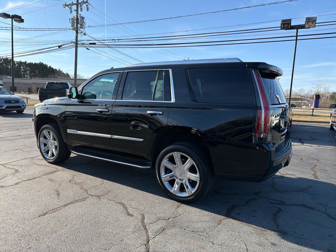 Used 2017 Cadillac Escalade Luxury image 3
