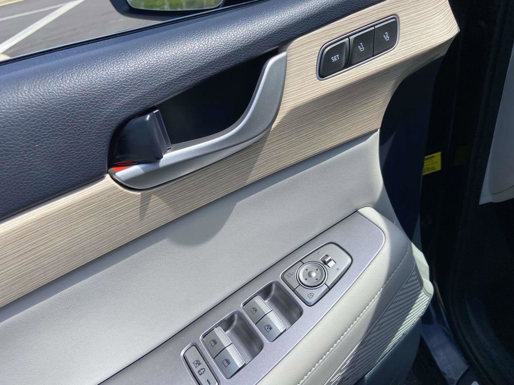 Used 2024 Hyundai Palisade Limited FWD image 18