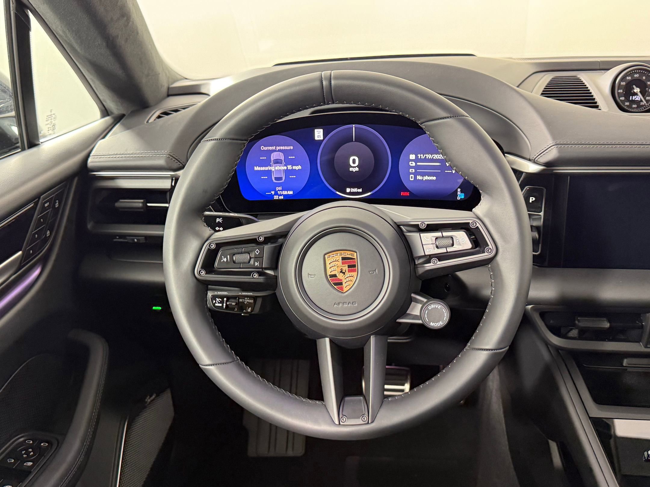 Certified 2025 Porsche Macan 4S Electric AWD/4WD image 18