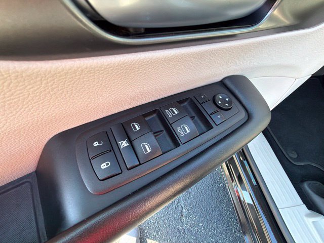 Used 2024 Chrysler Pacifica Touring-L FWD image 10