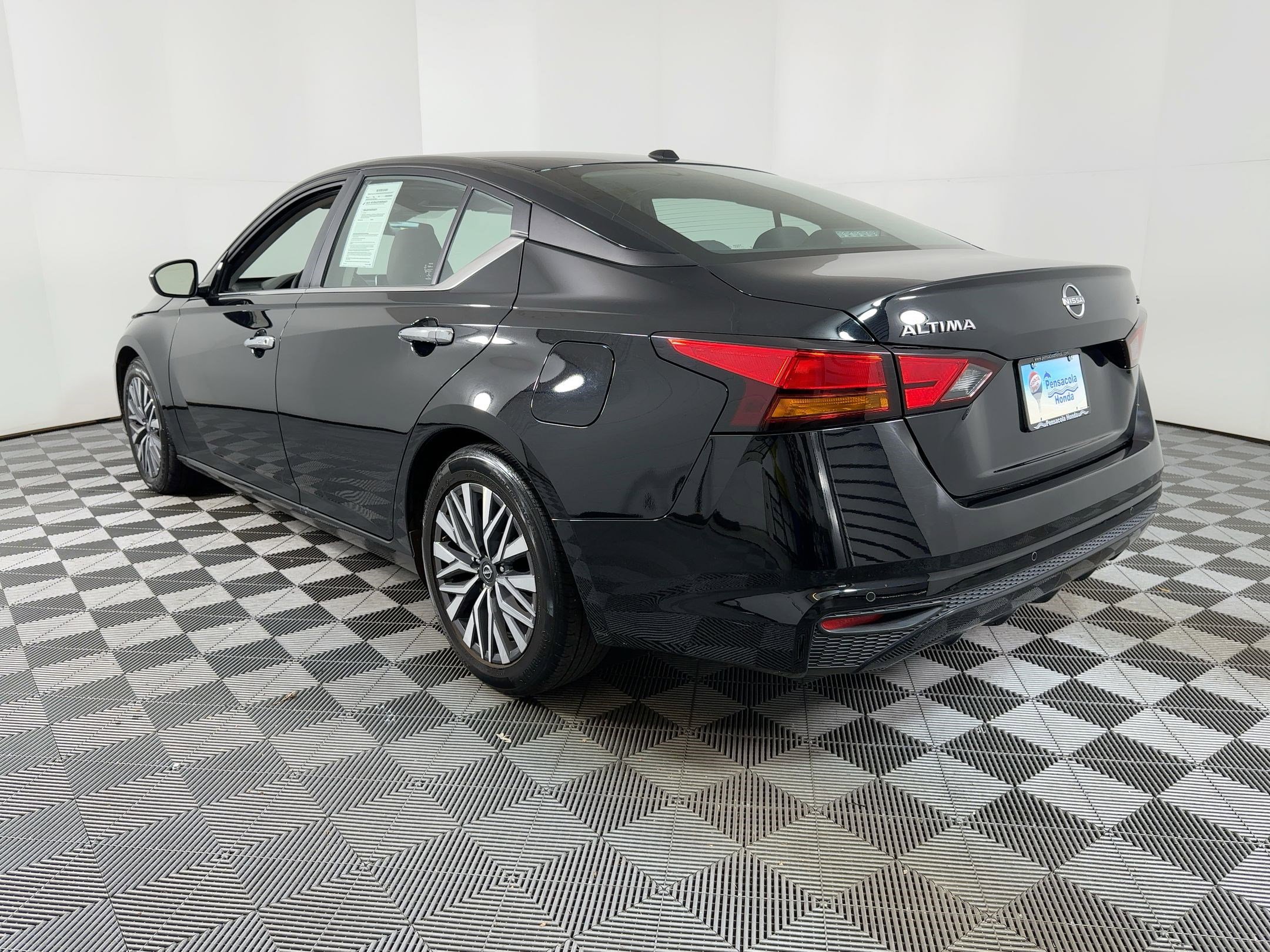 Used 2024 Nissan Altima 2.5 SV image 2