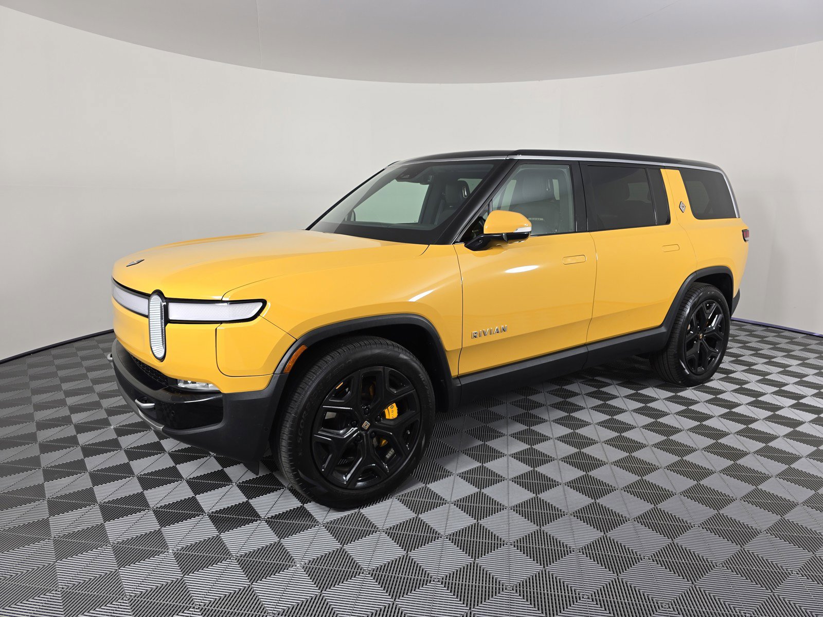 Used 2023 Rivian R1S Adventure image 1