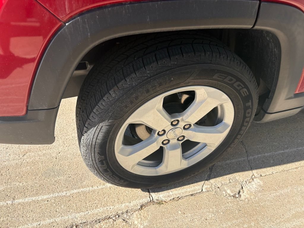Used 2018 Jeep Compass Latitude w/ Safe & Security Group FWD image 4