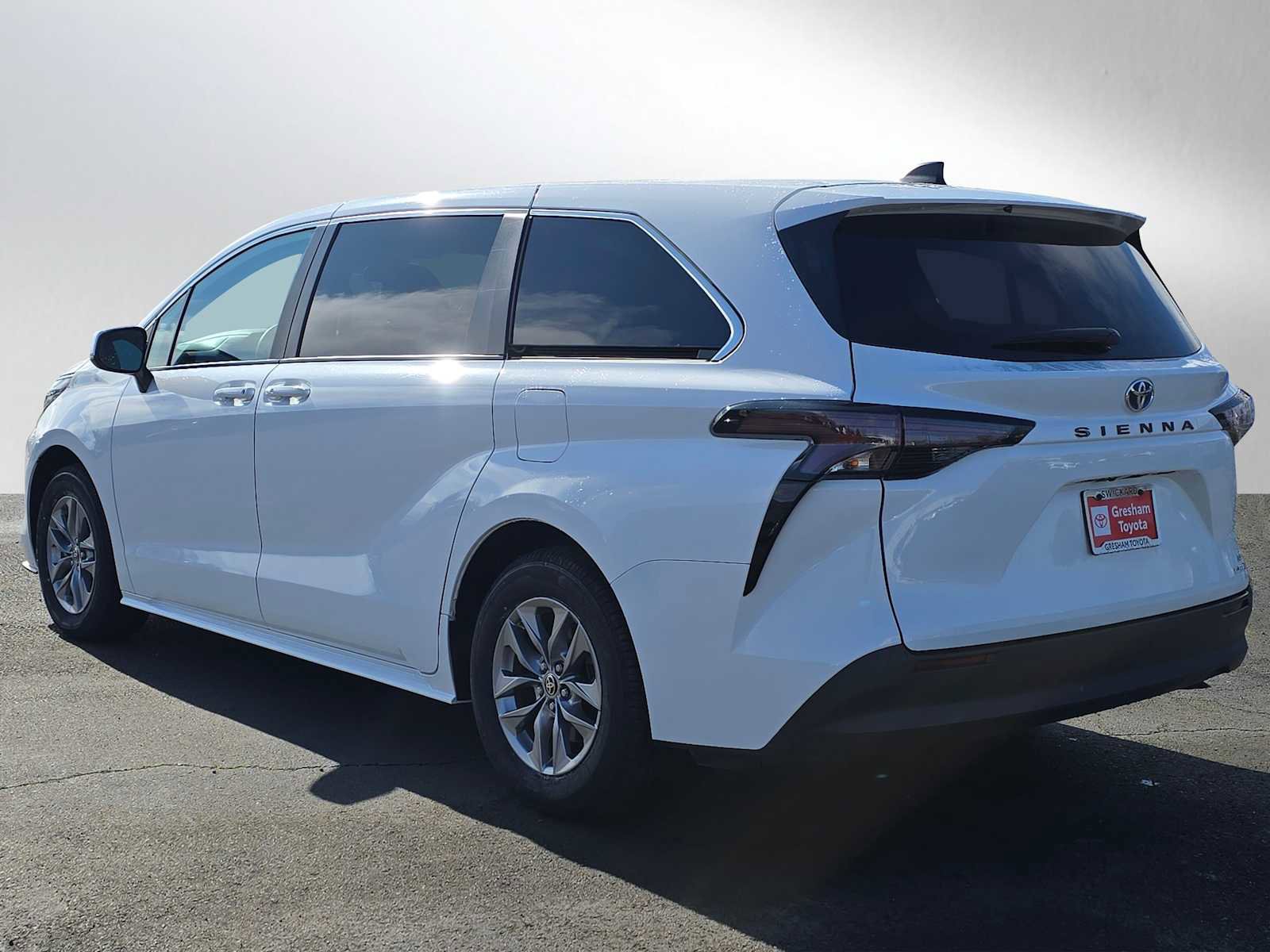 Used 2024 Toyota Sienna LE image 6