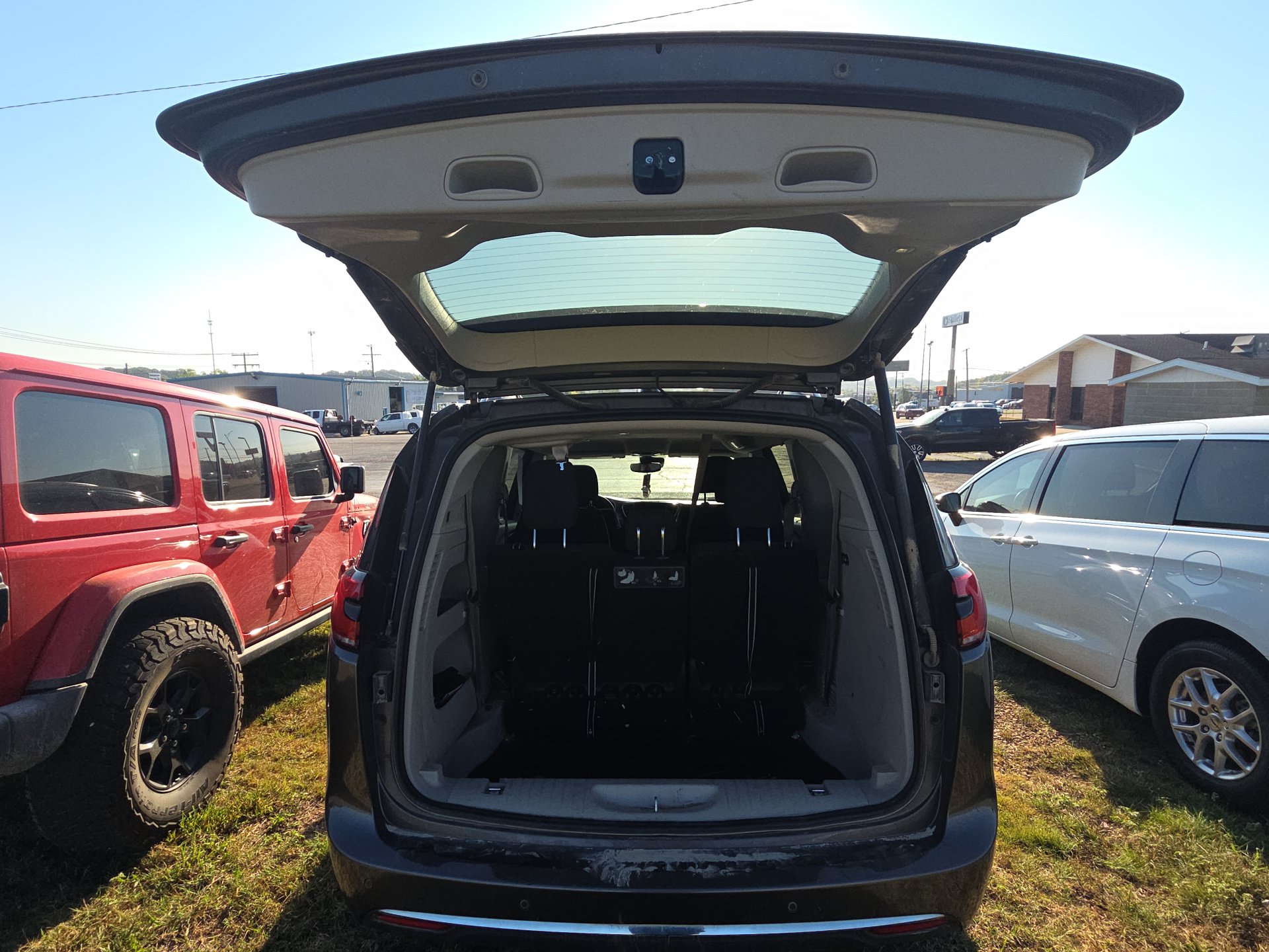 Used 2021 Chrysler Pacifica Touring FWD image 14