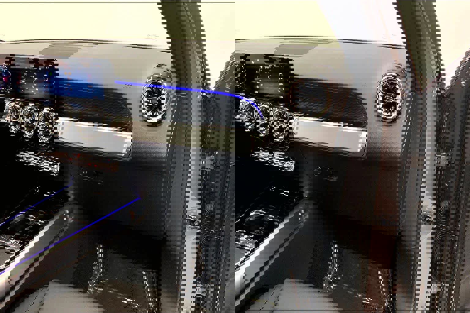 Used 2025 Mercedes-Benz GLB 250 image 27