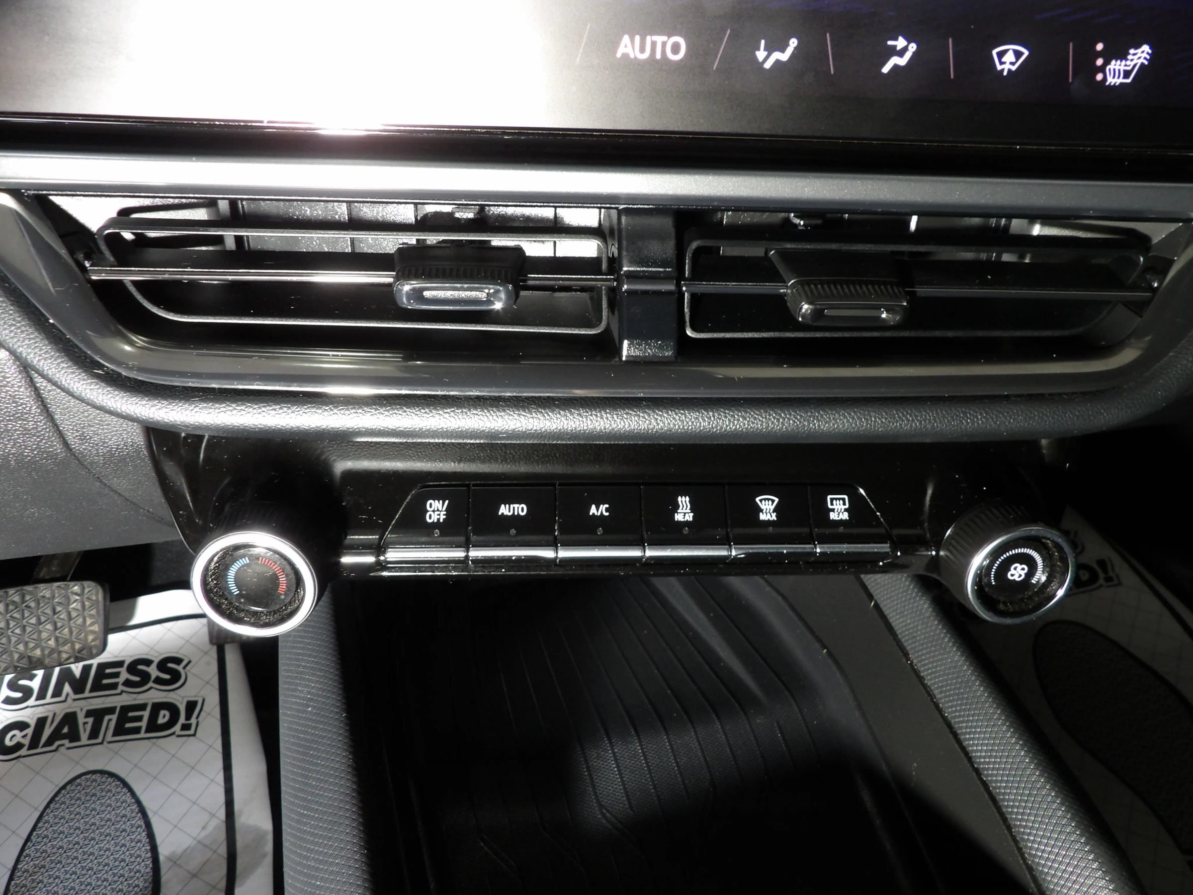Used 2024 Chevrolet Equinox EV RS FWD image 23