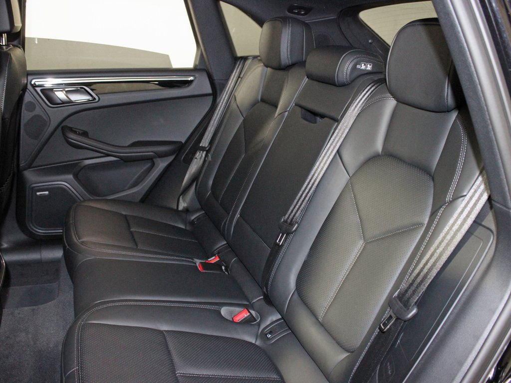 Certified 2026 Porsche Macan AWD/4WD image 34