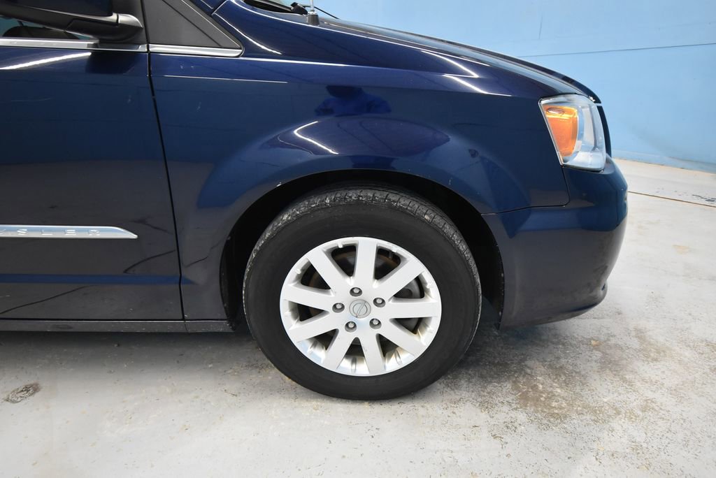 Used 2016 Chrysler Town & Country Touring FWD image 38
