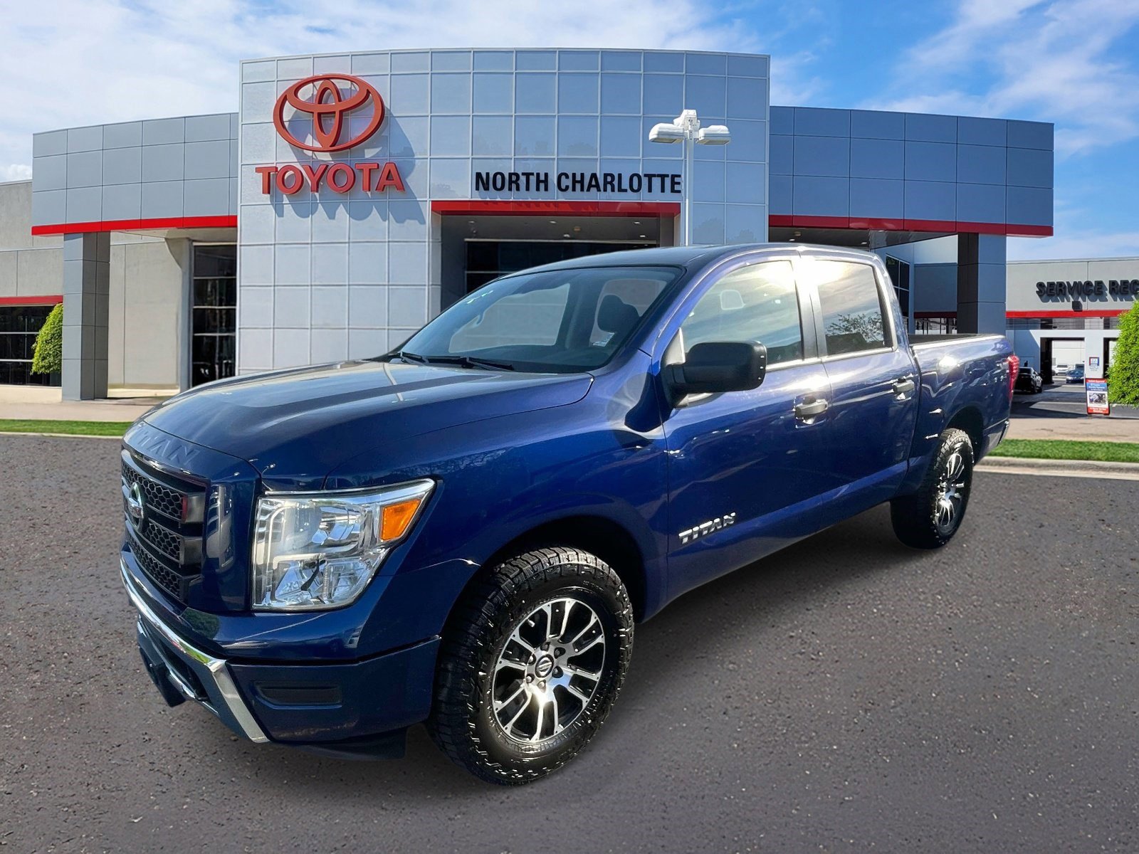 Used 2022 Nissan Titan SV AWD/4WD image 4