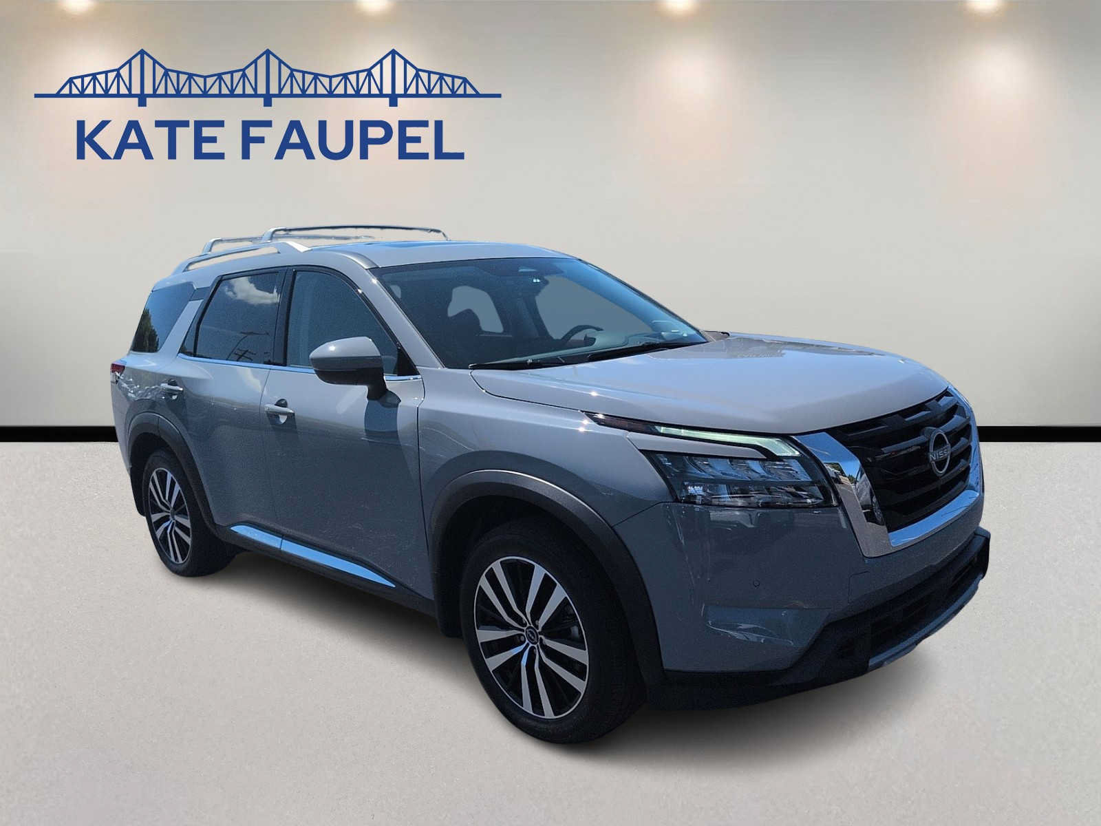 Used 2025 Nissan Pathfinder Platinum w/ Cargo Package AWD/4WD image 1
