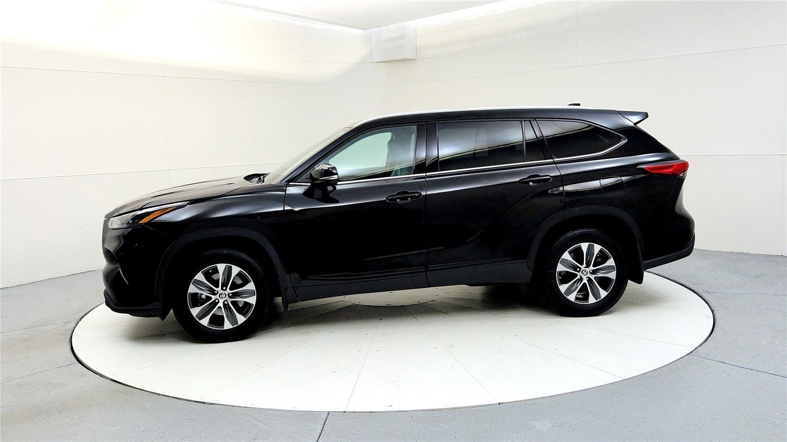 Certified 2022 Toyota Highlander XLE image 3