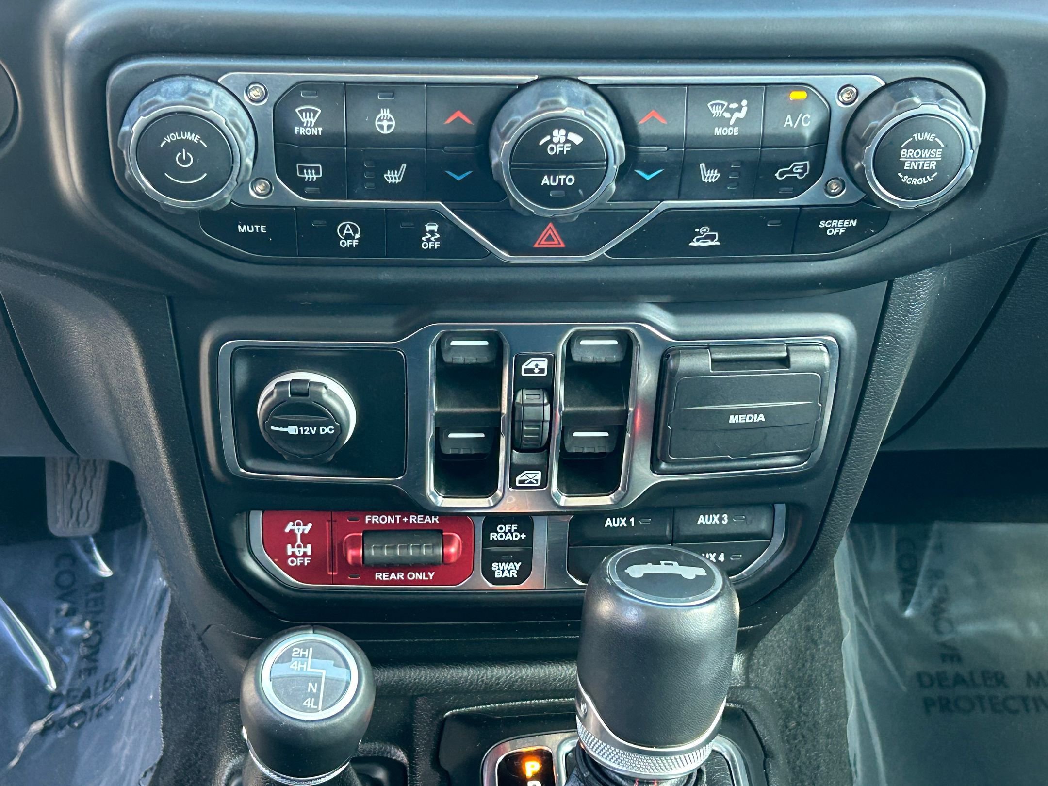 Used 2023 Jeep Gladiator Rubicon w/ Cold Weather Group AWD/4WD image 23