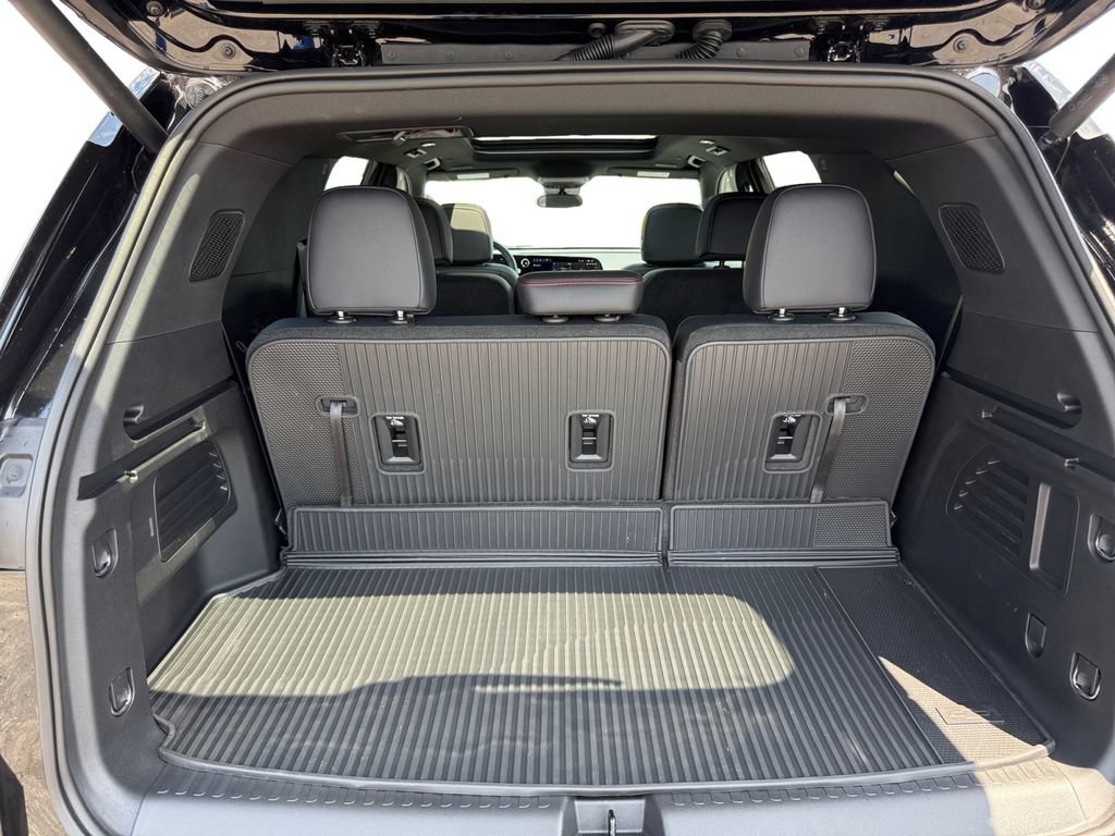 Used 2026 Chevrolet Traverse Z71 w/ LPO, Floor Liner Package AWD/4WD image 43