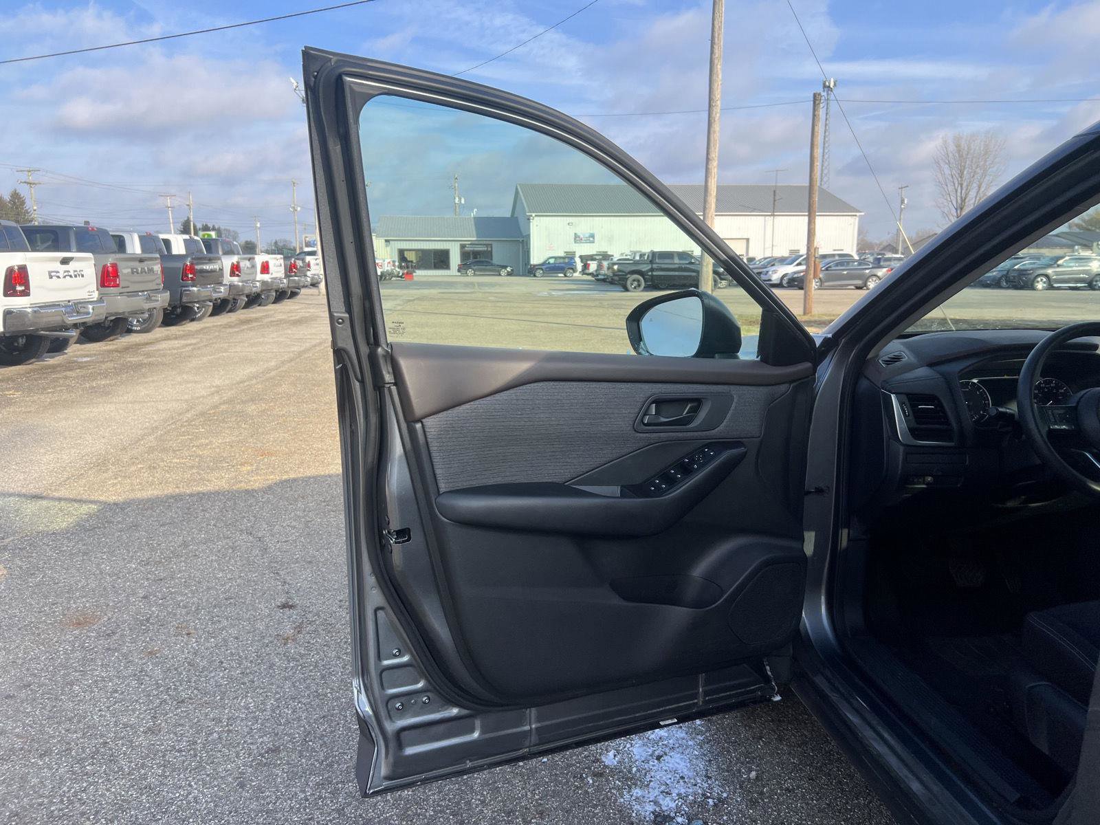 Used 2023 Nissan Rogue S image 11