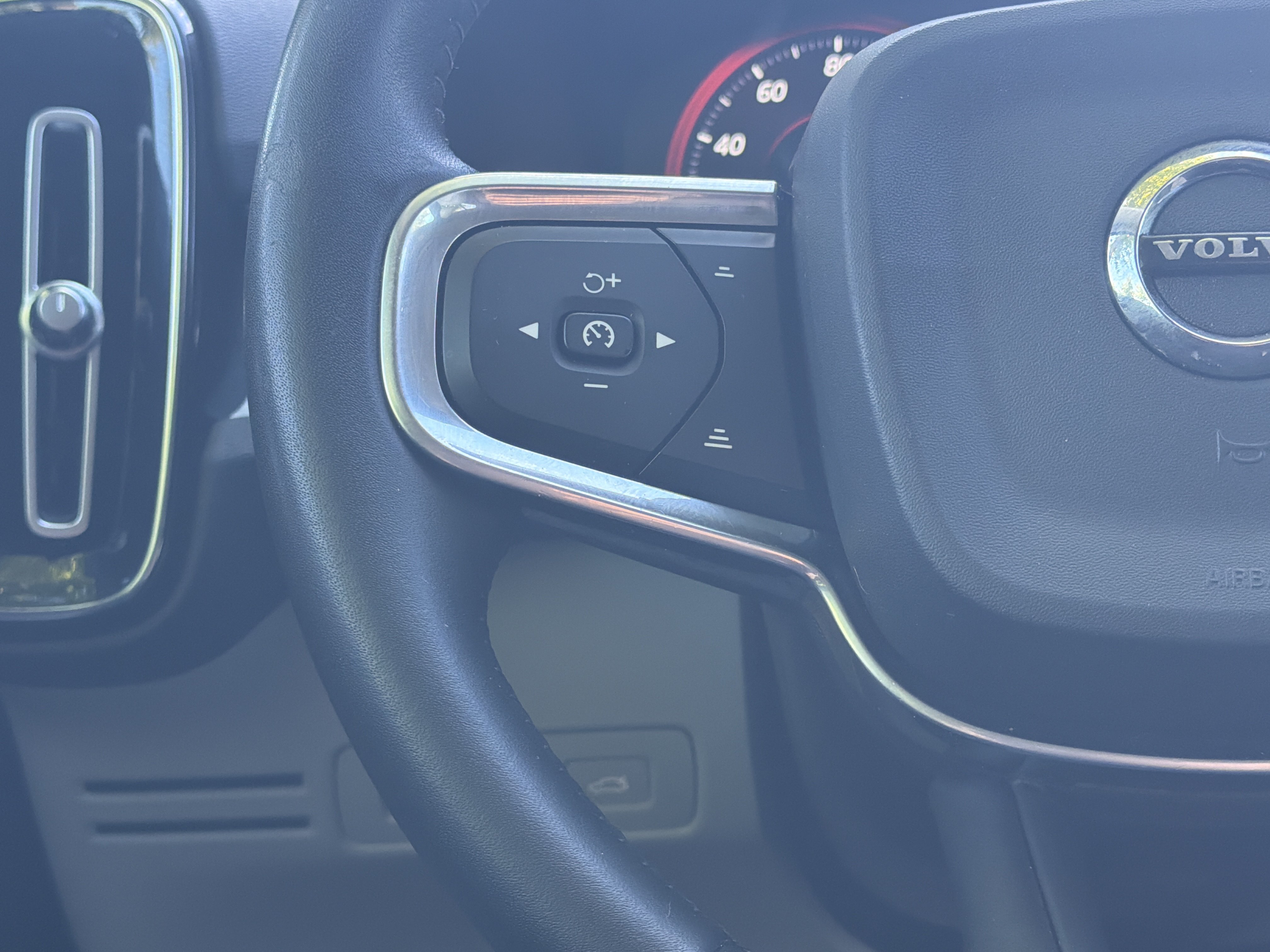 Used 2019 Volvo XC40 T4 Momentum FWD image 18