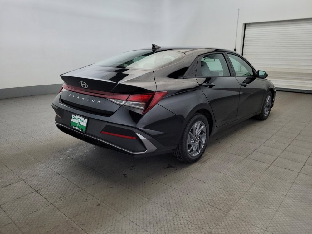 Used 2024 Hyundai Elantra SEL FWD image 9