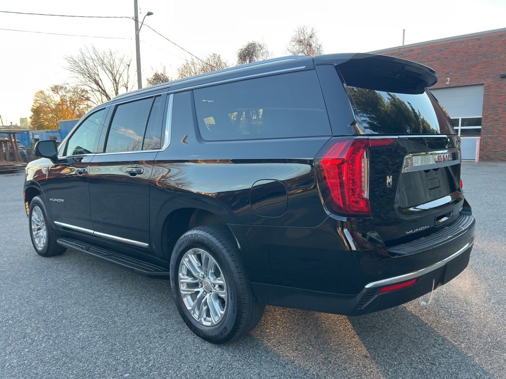 Used 2024 GMC Yukon XL SLT w/ SLT Premium Package image 3