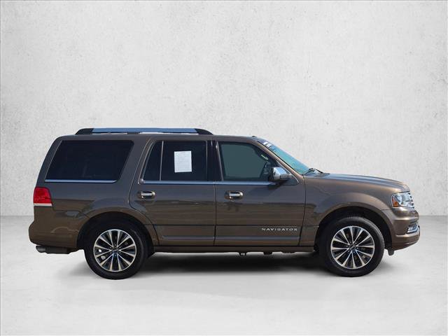 Used 2017 Lincoln Navigator Select RWD image 4