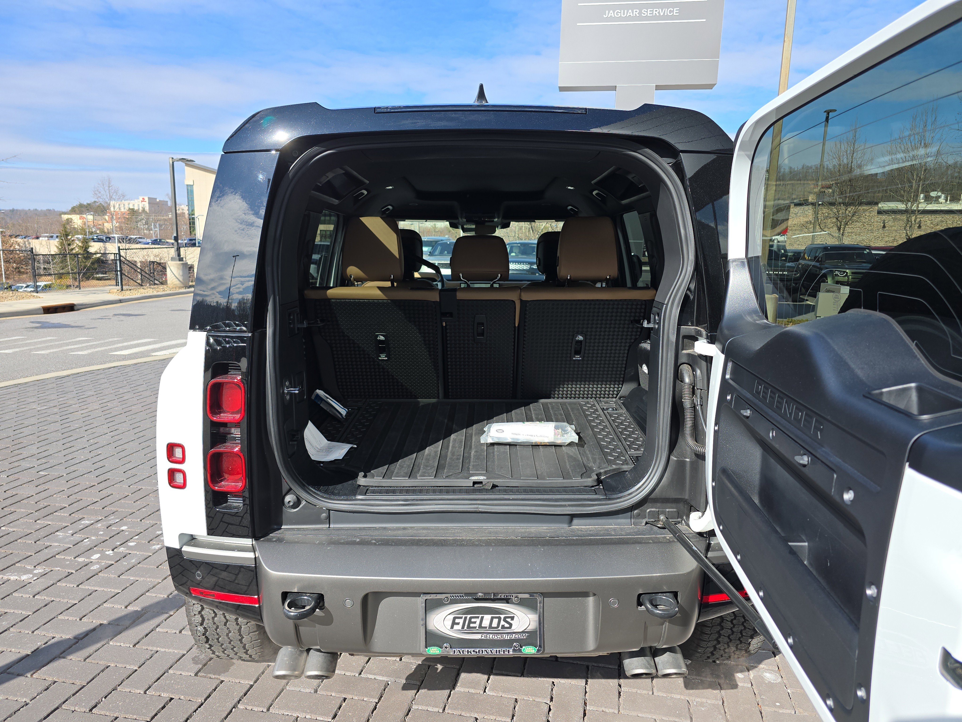 Certified 2025 Land Rover Defender 110 X-Dynamic SE AWD/4WD image 7