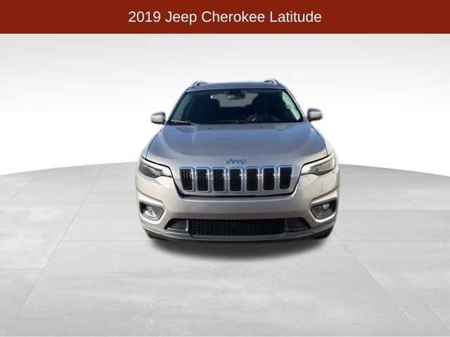 Used 2019 Jeep Cherokee Latitude w/ Cold Weather Group image 2