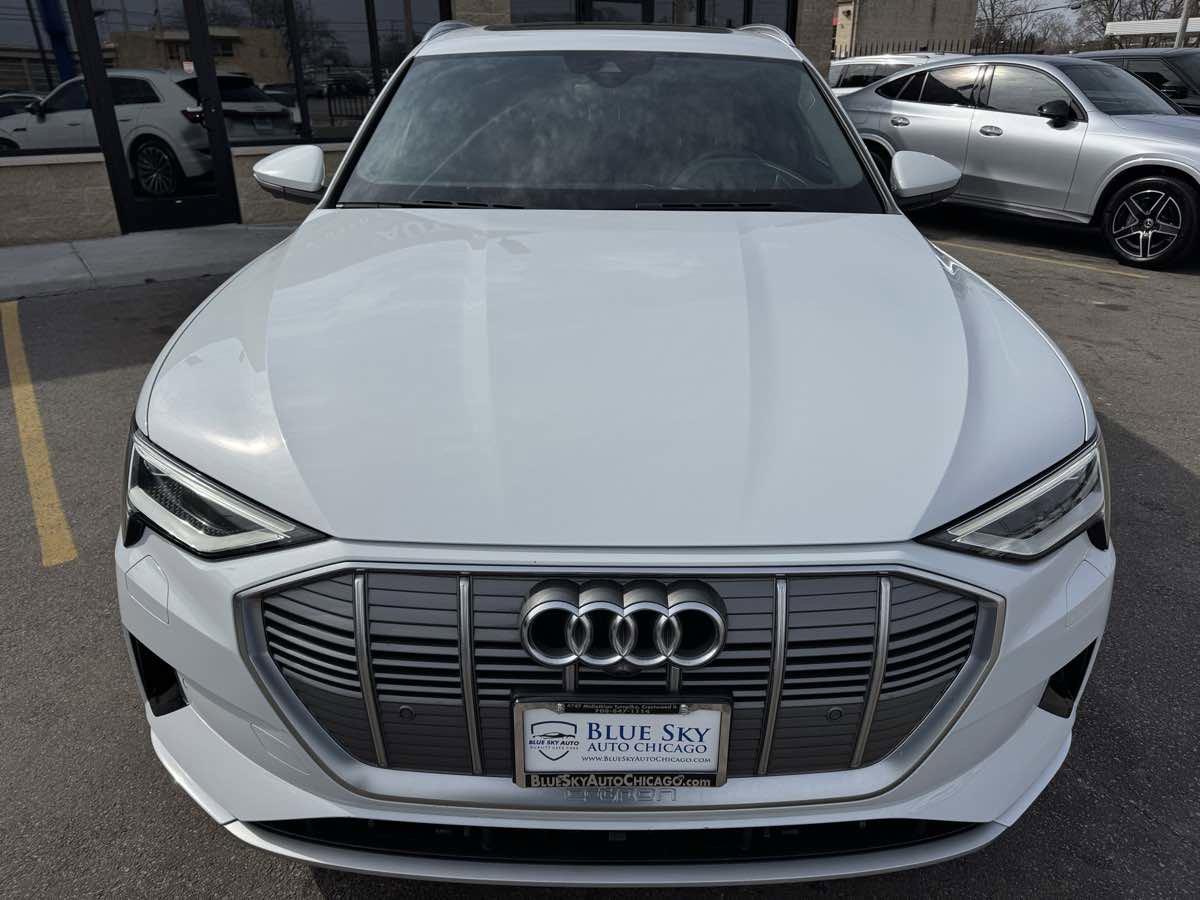 Used 2019 Audi e-tron Prestige w/ Prestige Package image 2