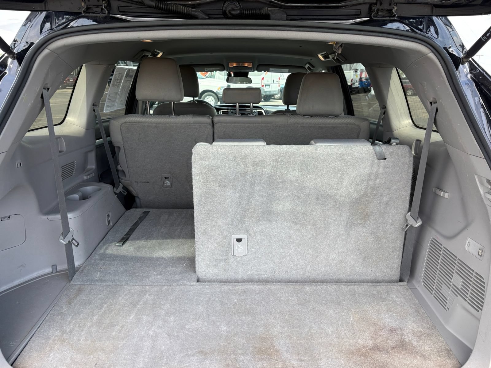 Used 2019 Toyota Highlander LE w/ Carpet Mat Package (TMS) AWD/4WD image 18