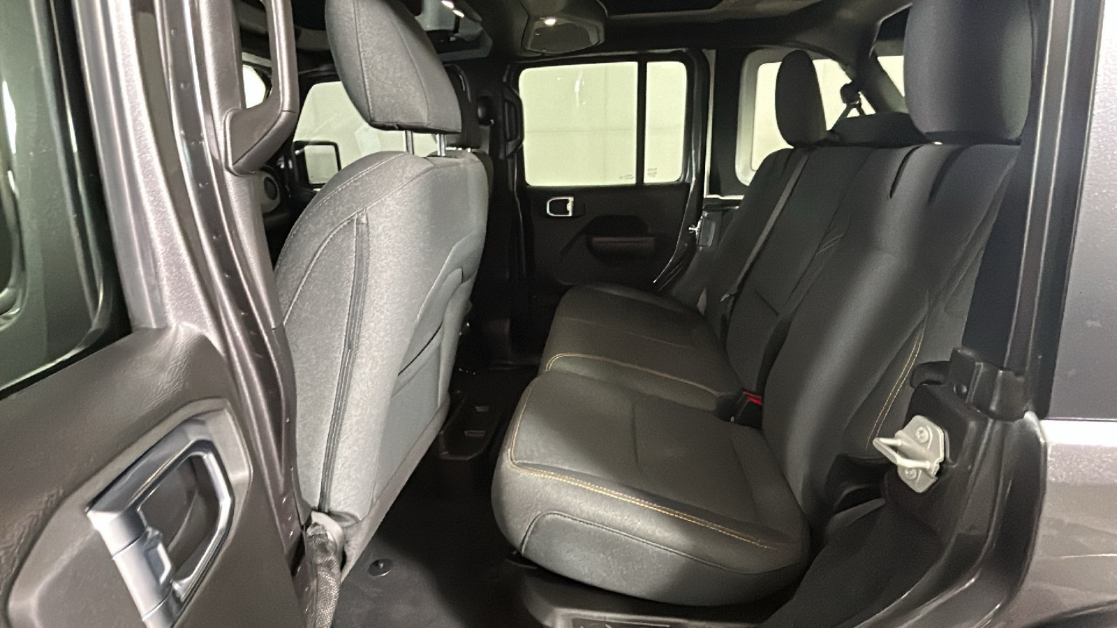 Used 2024 Jeep Wrangler Unlimited w/ Technology Group AWD/4WD image 31