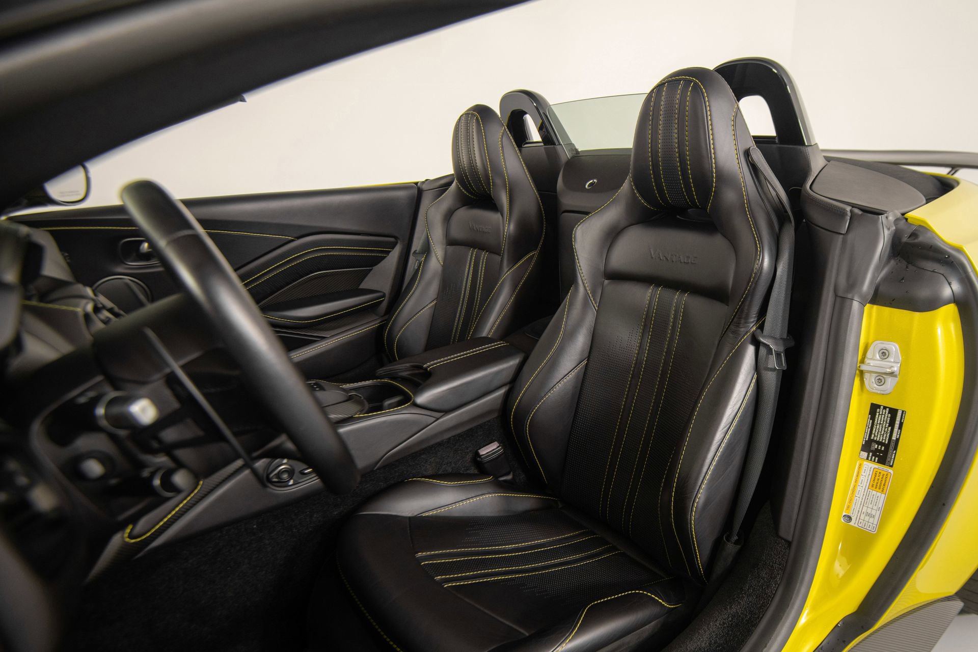 Used 2021 Aston Martin V8 Vantage Roadster image 14