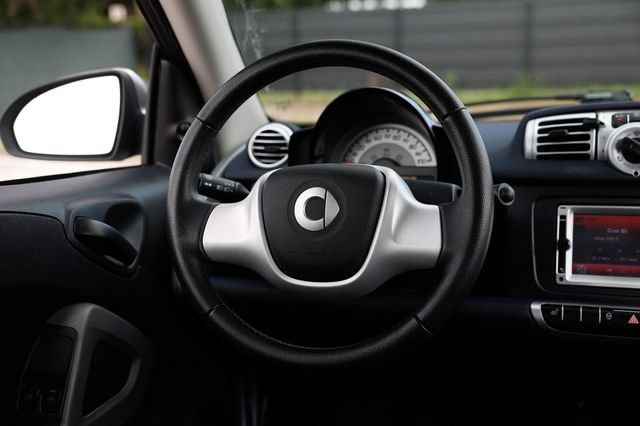 Used 2015 smart fortwo passion RWD image 22