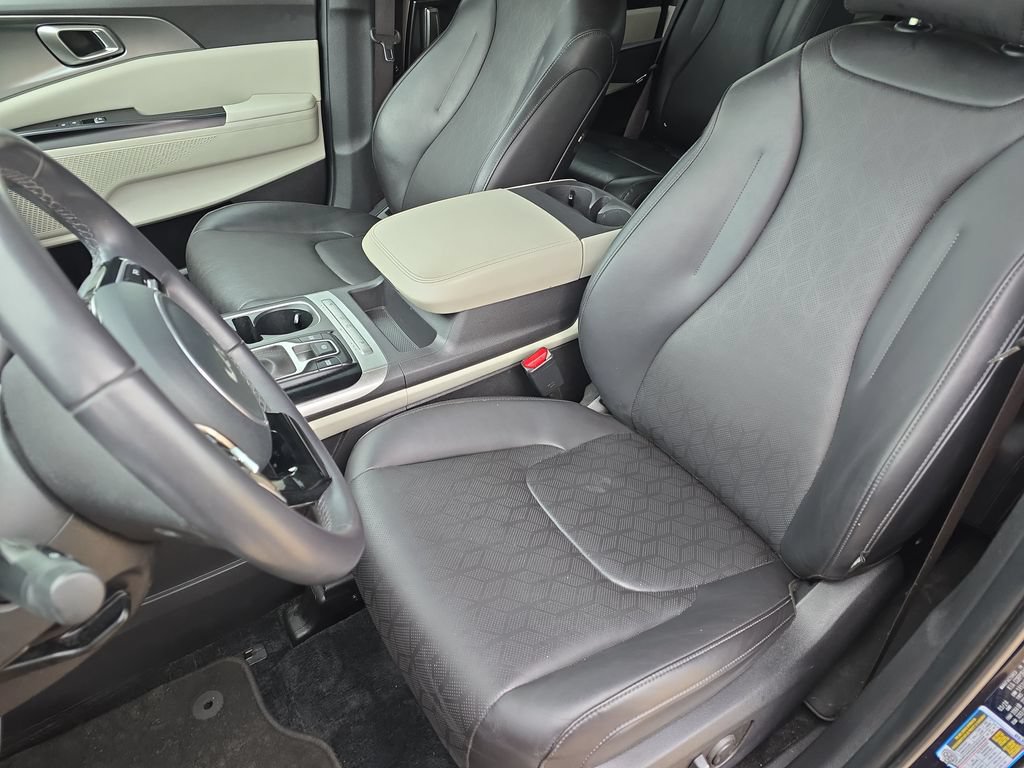 Used 2024 Kia Carnival LX FWD image 16