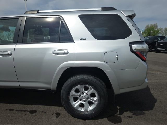 Used 2021 Toyota 4Runner SR5 AWD/4WD image 17