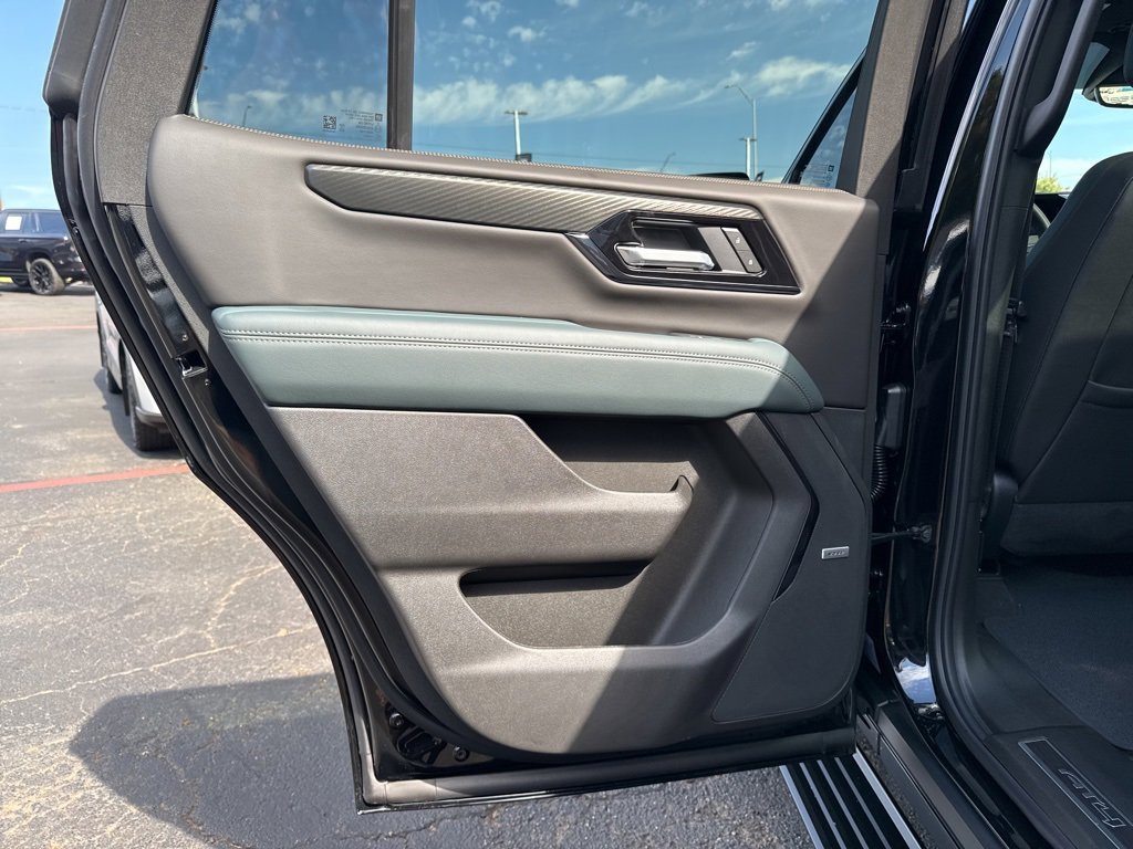 Used 2025 GMC Yukon AT4 w/ AT4 Premium Package image 36