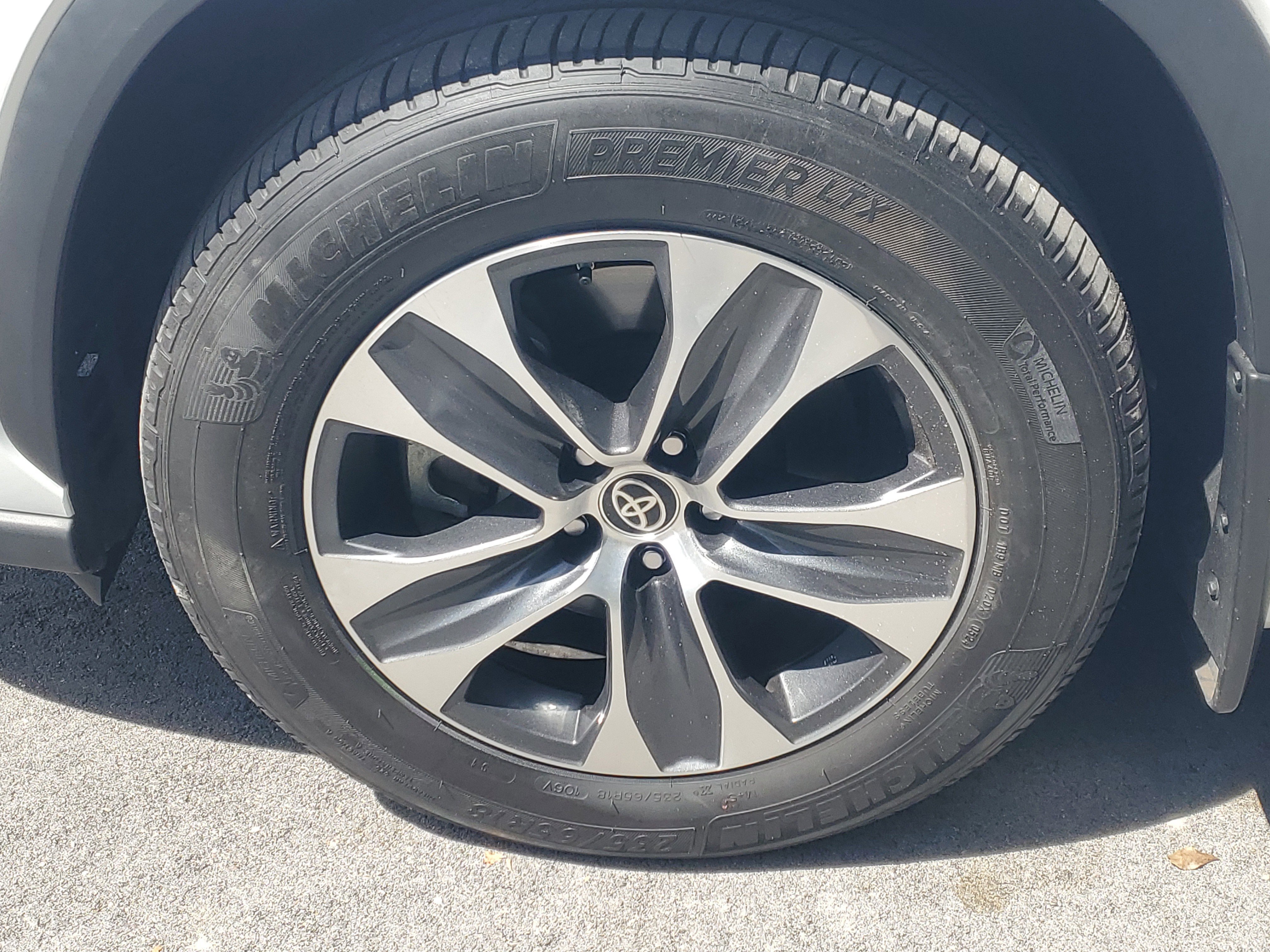 Used 2024 Toyota Highlander XLE image 4