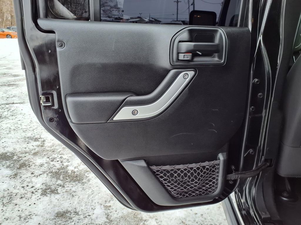 Used 2018 Jeep Wrangler Unlimited Rubicon w/ Connectivity Group image 25