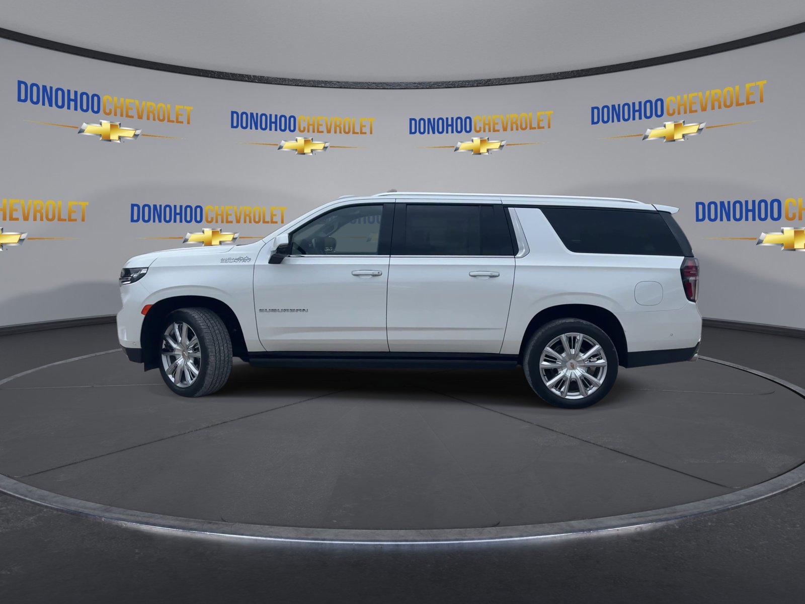 Used 2024 Chevrolet Suburban High Country w/ Advanced Technology Package AWD/4WD image 5