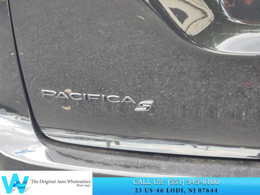 Used 2020 Chrysler Pacifica Touring-L Plus w/ S Appearance Package image 17