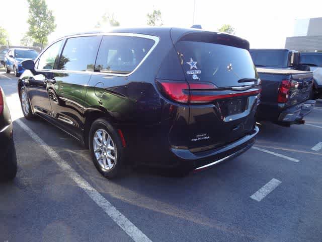 Used 2023 Chrysler Pacifica Touring-L FWD image 4