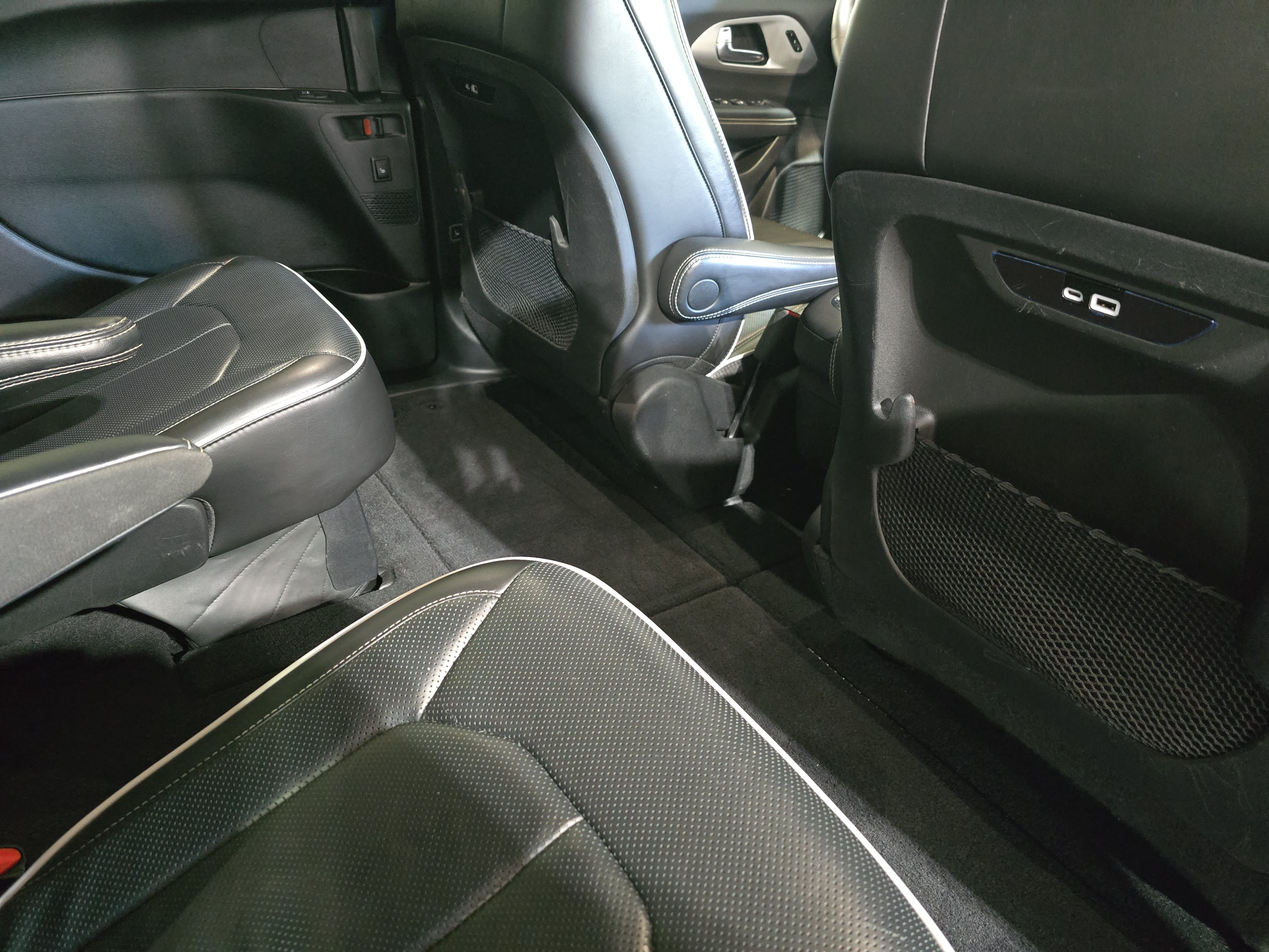 Used 2025 Chrysler Pacifica Limited FWD image 11