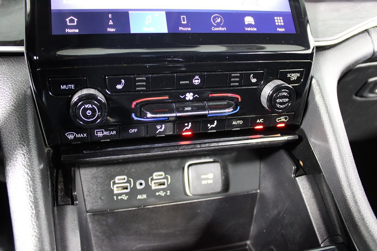 Used 2023 Jeep Grand Cherokee Limited AWD/4WD image 19