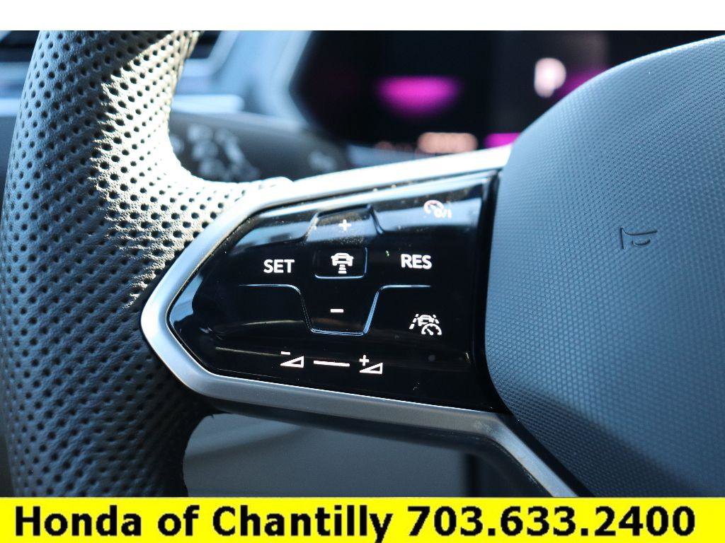 Used 2022 Volkswagen Tiguan SE R-Line image 12