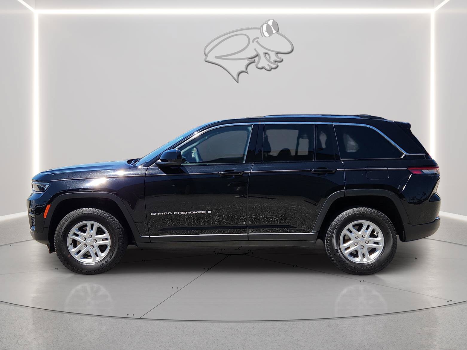 Used 2023 Jeep Grand Cherokee Laredo AWD/4WD image 2