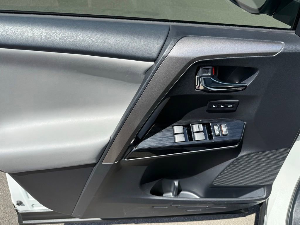 Used 2018 Toyota RAV4 Limited w/ Advanced Technology Package AWD/4WD image 28