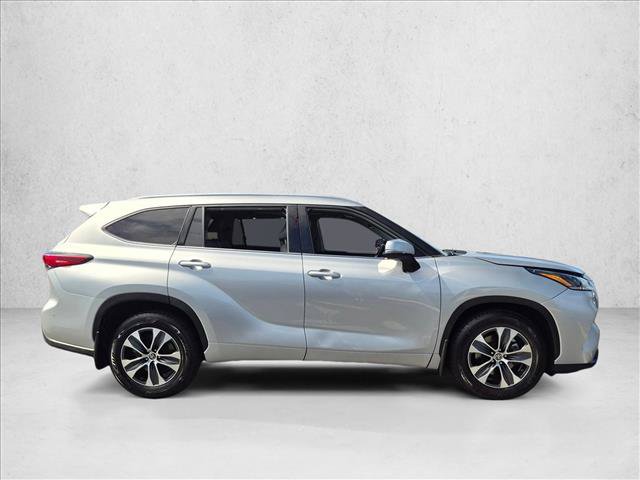 Used 2021 Toyota Highlander XLE AWD/4WD image 8