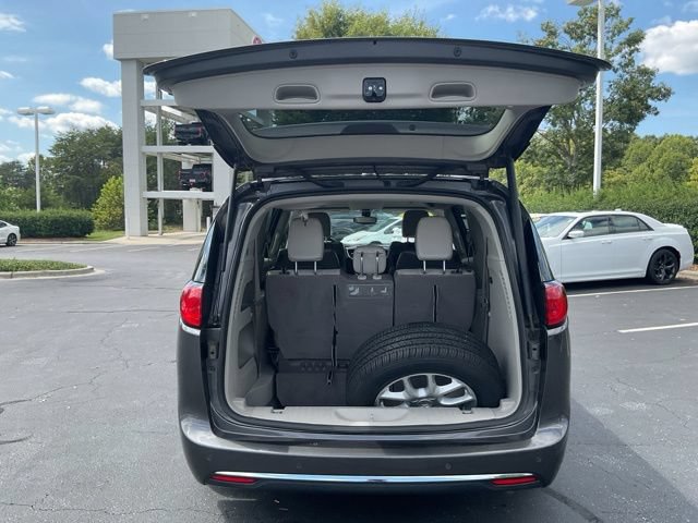 Used 2019 Chrysler Pacifica Touring-L Plus w/ Tire & Wheel Group FWD image 10